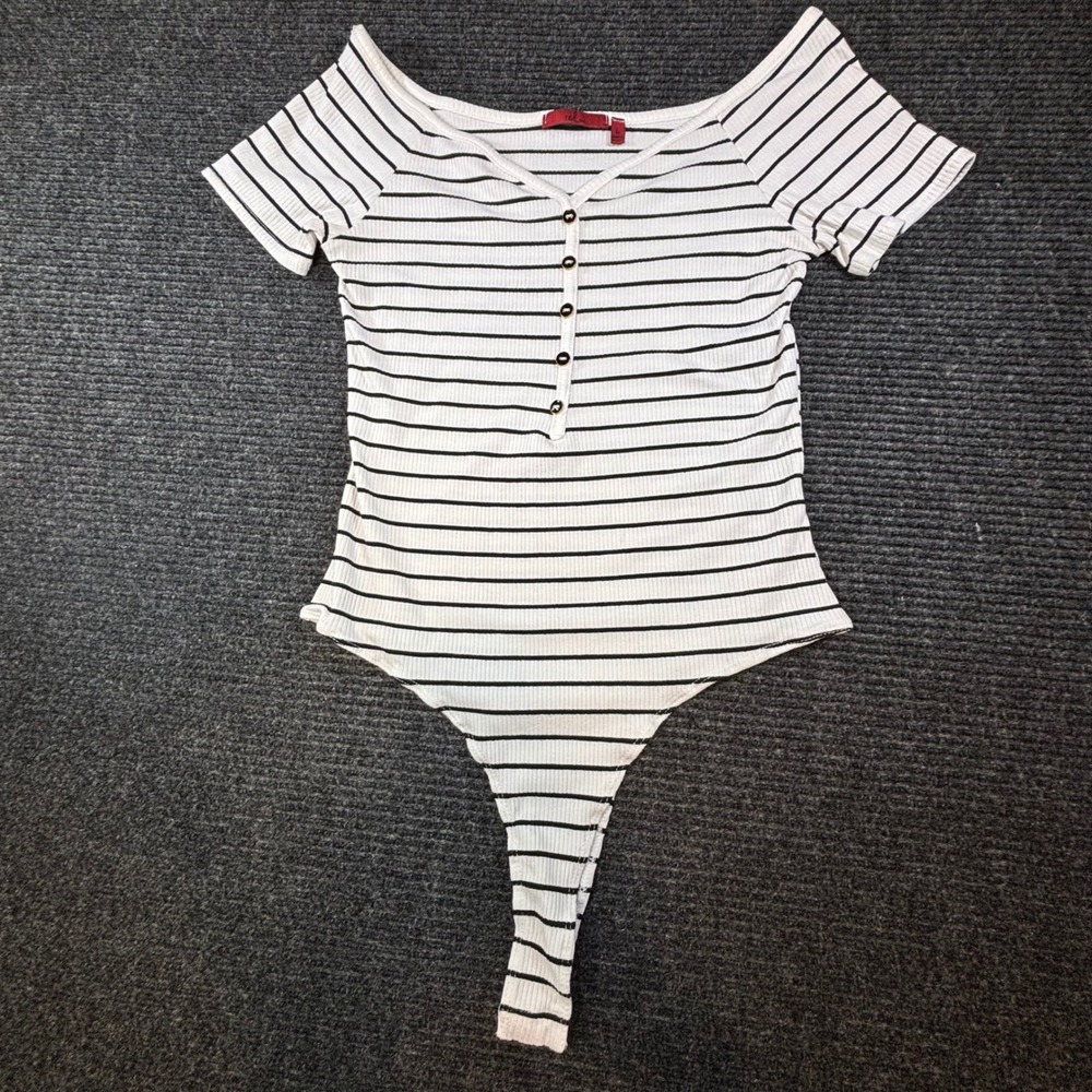 Red by BKE Womens Striped Ribbed Off Shoulder Bodice Short Sleeve Button Front L